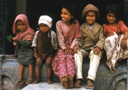 /medias/customer_2/EXPOSITIONS VIRTUELLES/OTHONY HEDE VISAGES/Enfants nepalais pres de Patan en 1971_jpg_/0_0.jpg